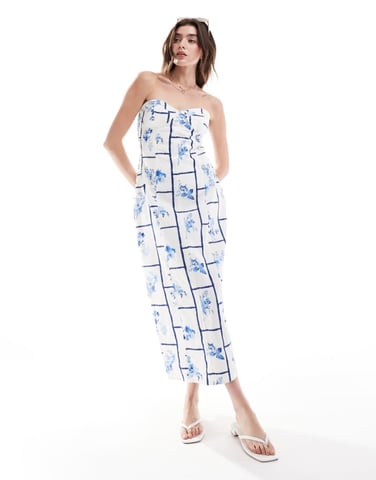 ASOS DESIGN twill bandeau midiklänning i blå blommig kakeltryck