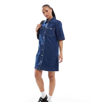 ENDAST Petite kortärmad denimklänning i mörk tvättblå