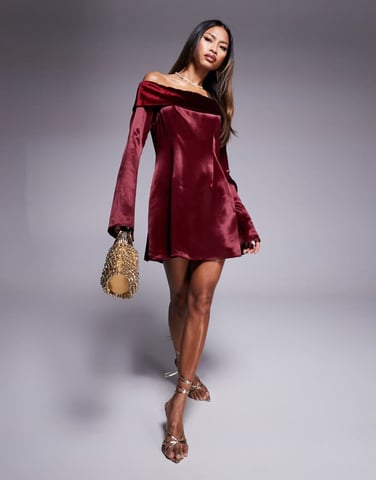 ASOS DESIGN sammetsfäll över miniklänning med änglavinge i bordeaux