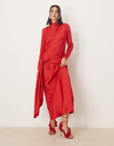 ASOS DESIGN långärmad satinklänning med knyt fram i röd
