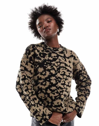 ASOS DESIGN rundhalsad stickad jumper i abstrakt leopardmönster