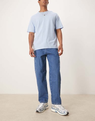 ASOS DESIGN breda skaterjeans med cargo-fickor i medelblå tvätt