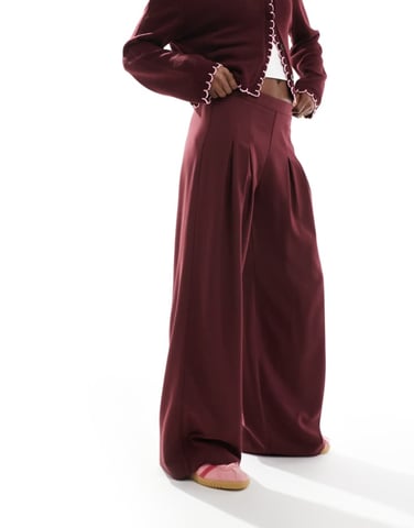 ASOS DESIGN skräddarsydd plisserad byxa med vid ben i bordeaux