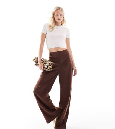 ASOS DESIGN Lång skräddarsydd vida byxor med veckdetalj i choklad