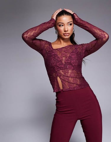 ASOS DESIGN genomskinlig spets asymmetrisk topp i vinröd