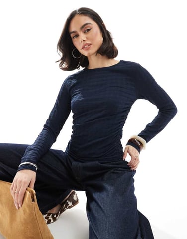 Vero Moda texturerad rynkad långärmad topp i marinblå
