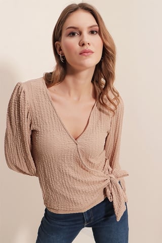 Texturerad V-ringad Blus med Pompom och Knutstängning