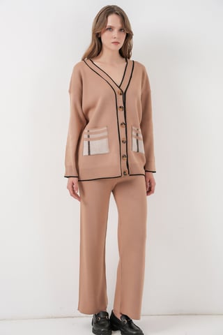 Fickdetaljerad V-ringad cardigan och vida byxor set