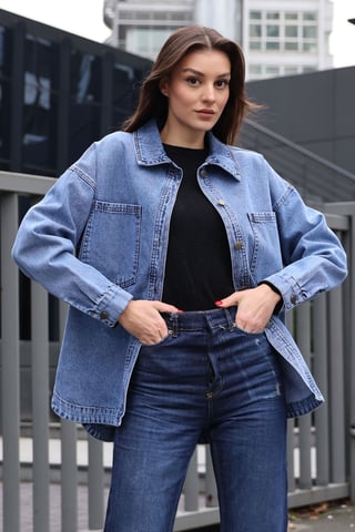 Oversize Denimjacka med Skjortkrage och Fickor
