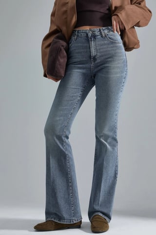 Högmidjade utsvängda jeans