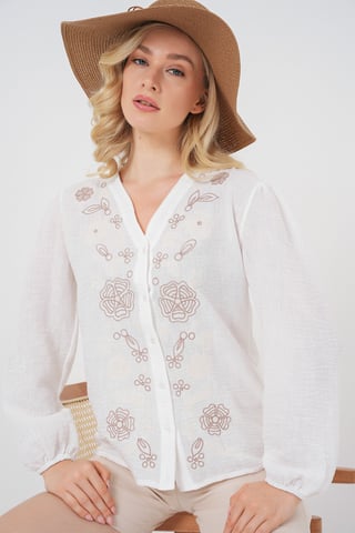 Broderad V-ringad blus med knappar