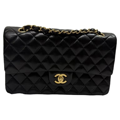 Chanel Medium Classic Axelväska med Dubbelklaff i Svart Lammskinn