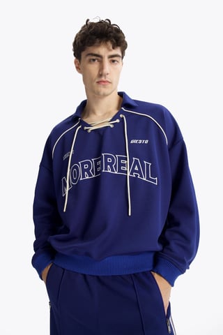 Dragsko-halsringning tryckt sweatshirt