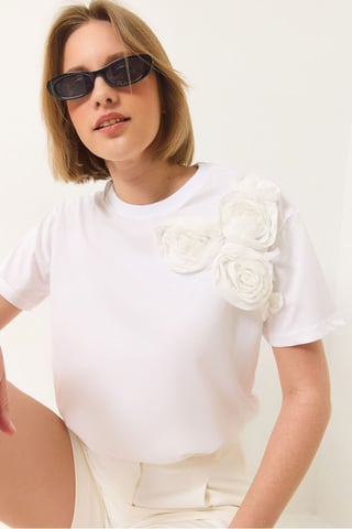 T-shirt med rund hals i kammad bomull med tillbehörsdetalj