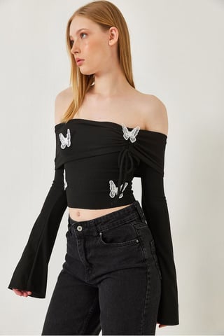 Broderad kort blus med Madonna-krage