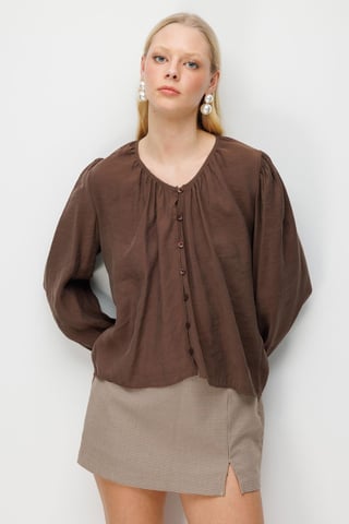 Texturerad knapp-up crew neck blus