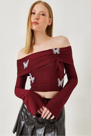 Broderad kort blus med Madonna-krage