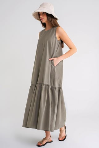 Maxi Dress with Collar and Ruffle Details