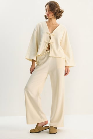 V-ringad stickad cardigan och byxset med vida ben
