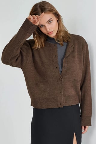 Knitted cardigan med täckta knappar och fickor
