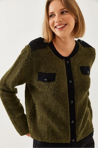 Ribbad stickad cardigan med knäppning och fickor