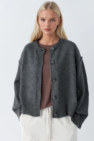 Avslappnad knäppt stickad cardigan