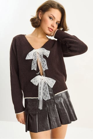 Stickad V-ringad cardigan med spetsknutning