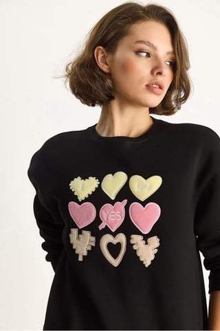 Heart Patch Appliqué Relaxed Fit Crew Neck Sweatshirt