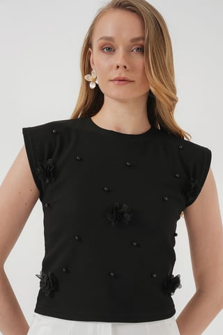Broderad kort blus med rundad hals