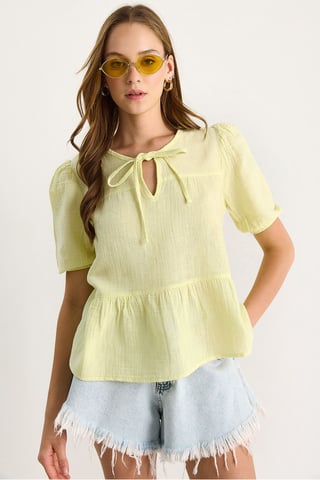 Blus med rund hals och detaljsnöre