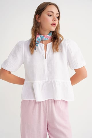 Texturerad muslin crew-neckblus med knappstängning