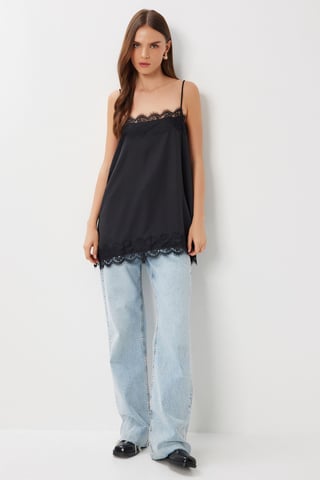 Blus i satin med spetsdetaljer