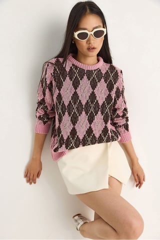 Women’s Crew Neck Knitted Sweater with Diamond Pattern