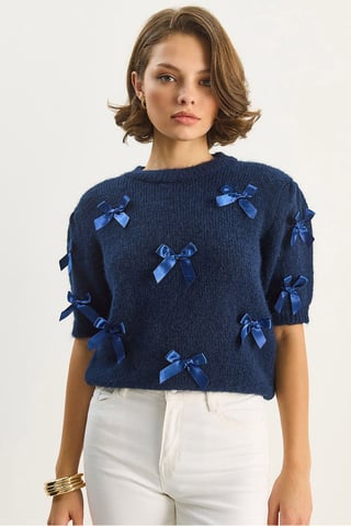 Stickad crew neck-tröja med rosett