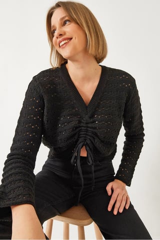 Texturerad spets V-ringad crop-top med volangdetalj