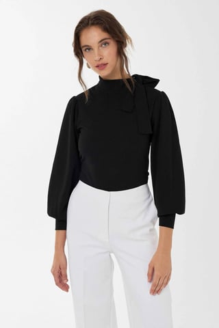 Blus med rosettdetalj