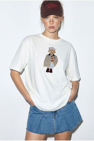 Broderad rundhalsad t-shirt med avslappnad passform