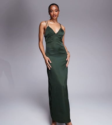 ASOS DESIGN Lång satinmidiklänning med chiffondetalj vid bysten och korsad rygg i skogsgrön