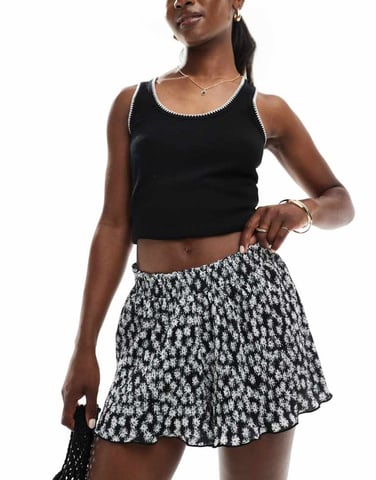 ASOS DESIGN flippy plisse shorts in mono ditsy