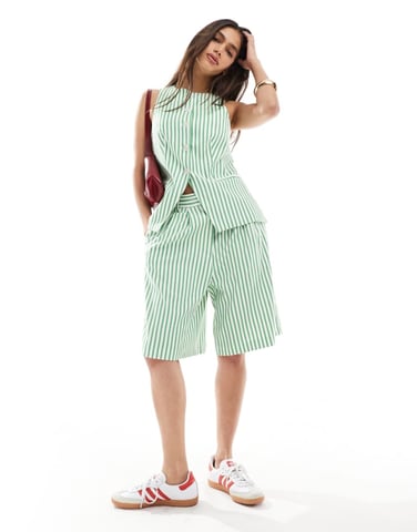 ASOS DESIGN långlinje högmidjad skräddarsydd shortsdress i grönrandig