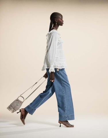 ASOS DESIGN vidbenad jeans med veck fram i mellanblått