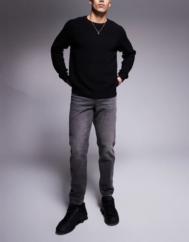 ASOS DESIGN tapered jeans med vintage ton i tvättad svart