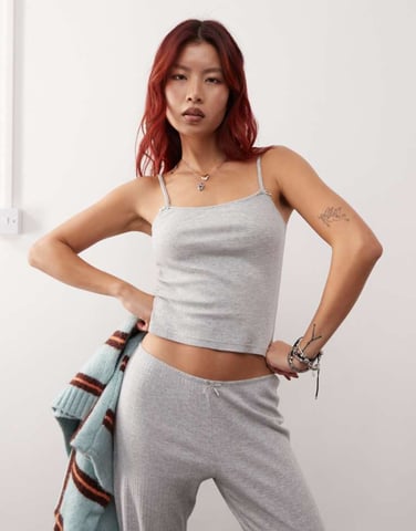 Monki mixa och matcha punktstickad mini pyjamatopp med små rosetter i gråmelerad
