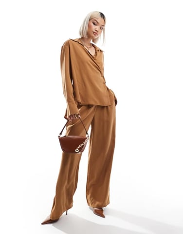 ASOS DESIGN avslappnade raka byxor i camel