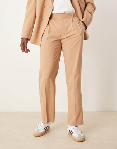 ASOS DESIGN raka kostymbyxor i kamel