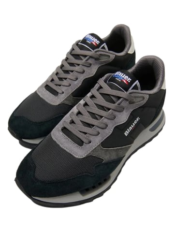 Blauer Sneaker