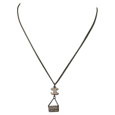 Chanel 2003 CC Pläterad Emalj Väska Berlock Halsband i Guldmetall