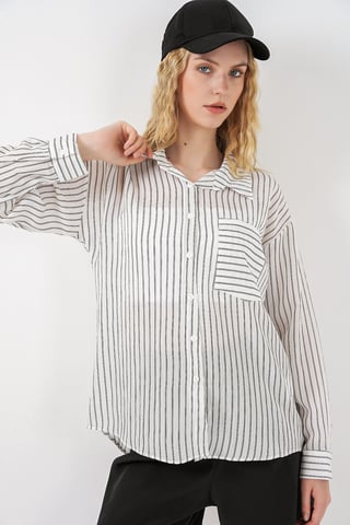 Oversized randig skjorta med knäppning fram