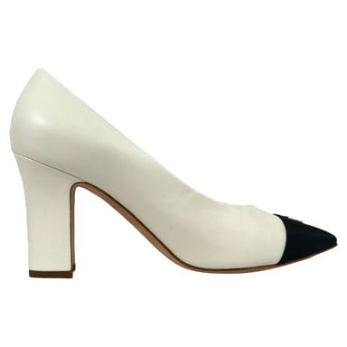 Chanel CC Puntschoen met Gespits Neus in Witte Leer