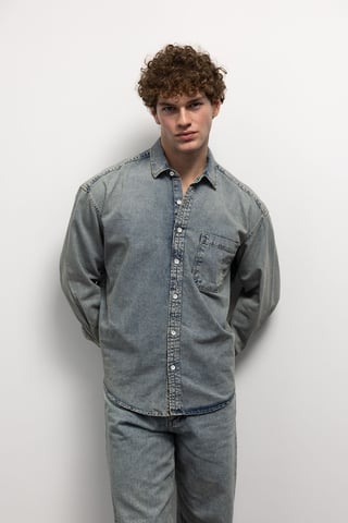 Regular fit denimknäppt skjorta med ficka
